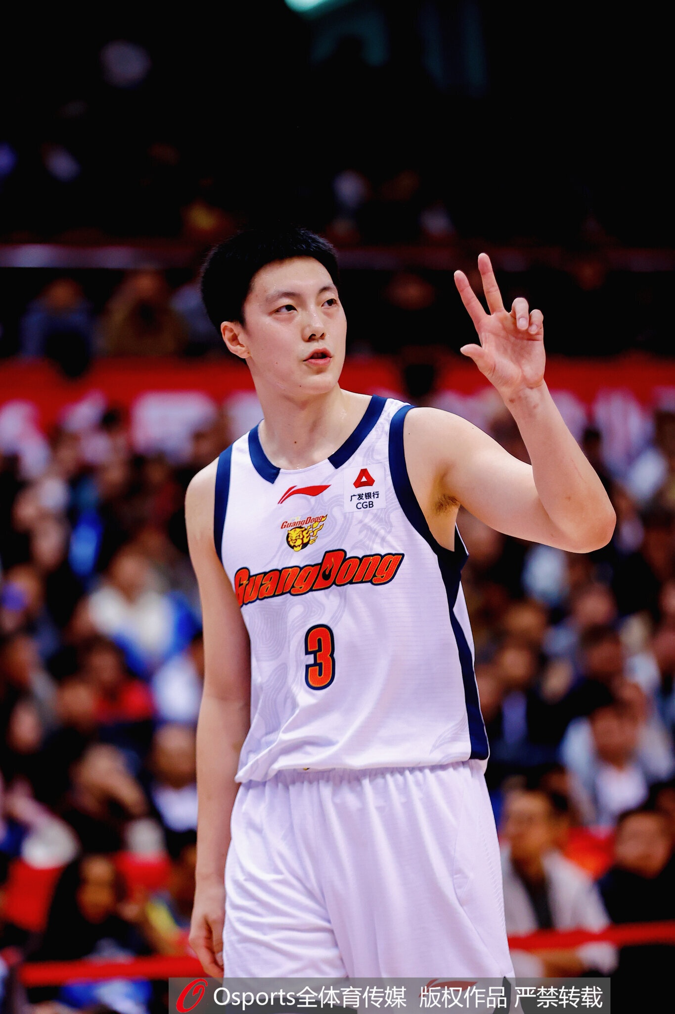 皇冠新体育-常规赛仅31.3%！胡明轩季后赛至今3分球27投14中 三分命中率51.9%